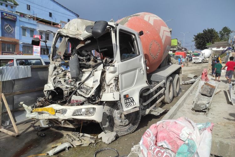 Kecelakaan Beruntun Yang Disebabkan Oleh Mobil Pengecoran